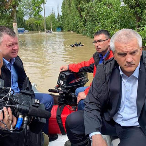 «Ничего умнее не придумали»: трое мужчин поплыли за лодкой Аксёнова