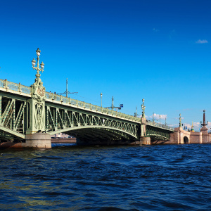 Теплоход врезался в Троицкий мост в Санкт-Петербурге