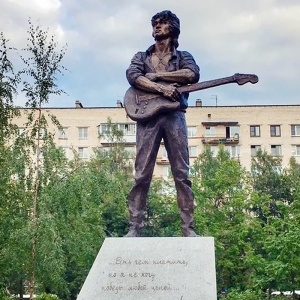 В Петербурге установили памятник Виктору Цою