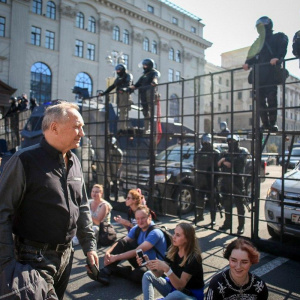 К протестующим у резиденции Лукашенко в Минске подошли БТРы