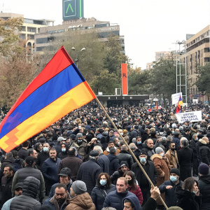 Десятки тысяч человек в Ереване вышли на митинг против «предателя Никола»