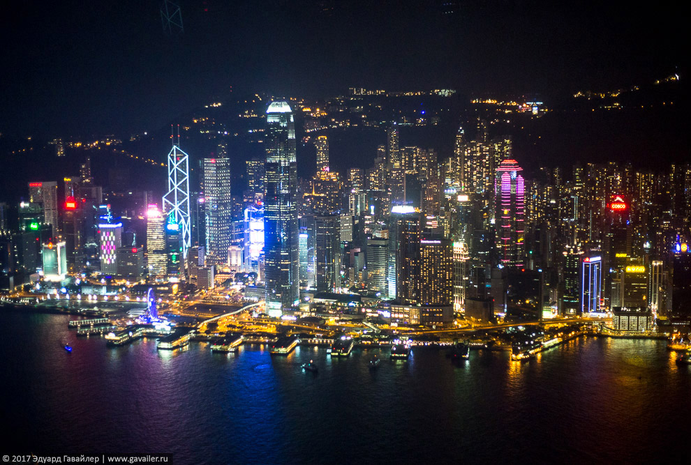 Гонконг ночью и днем с высоты небоскреба