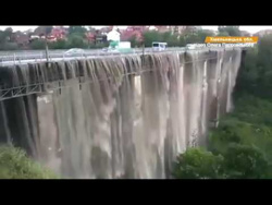 Мост стал Водопадом Украина: Каменец- Подольский Мост стал Водопадом Украина: Каменец- Подольский