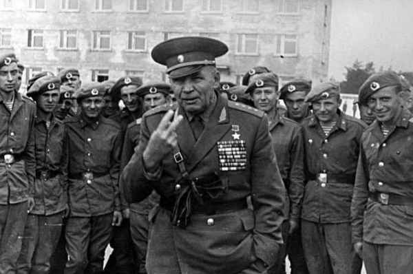 "Десантник рассчитан на 15 минут боя": для чего в СССР были созданы ВДВ