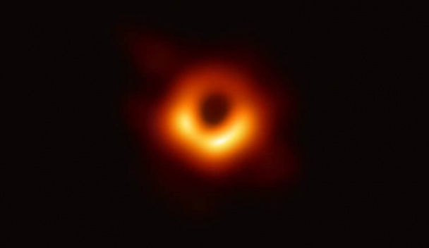 Опубликована первая в истории настоящая фотография тени черной дыры