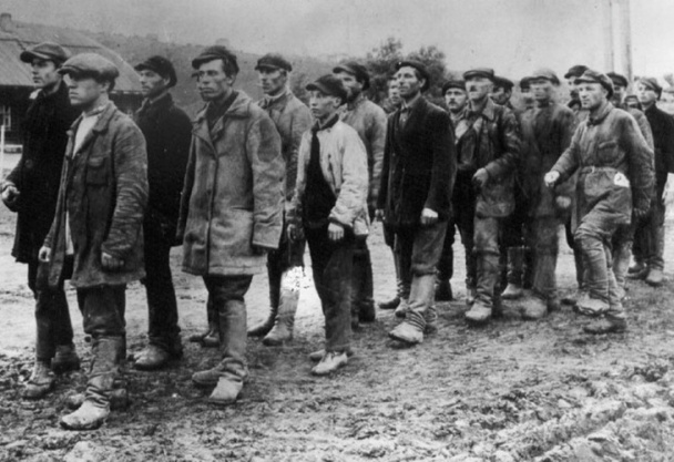 «Винтовки получите в бою»: какие солдаты атаковали немцев без оружия