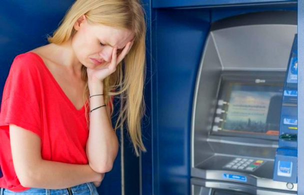 Что делать, если банкомат «зажевал» и не отдаёт карту: Житейская хитрость