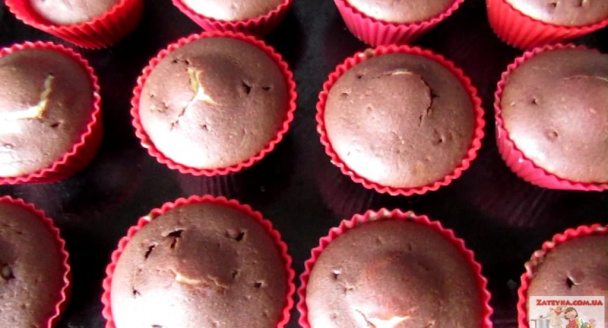 Шоколадные кексы с творожной начинкой