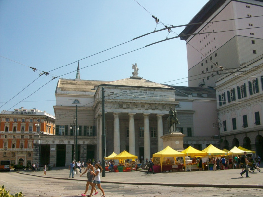 Генуя, площадь Феррари, театр Карло Феличе и памятник Гарибальди
