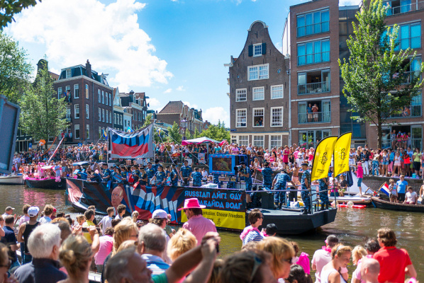 Гей-прайд в Амстердаме, 3 августа 2013 года Фото: Amnesty International. Гей-олимпийская проблема