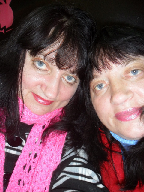 Две сестры взрослые. Молодые девушки сестры. Обсужу сестру. Обсужу сестру. Сестры.