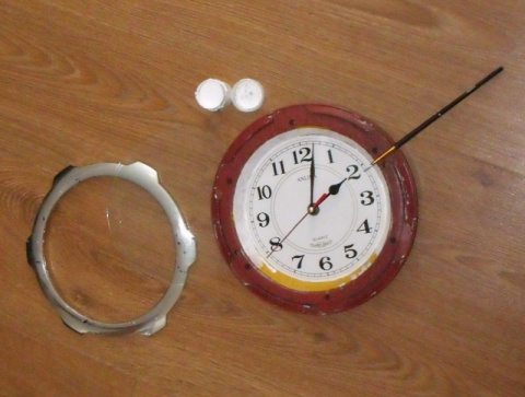 Час 2 з-д москва белые часы покрасить старые. Настенные часы в интерьере. Покраска стен акриловой краской. Краска интерьерная. Банки с краской.