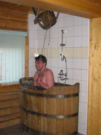 Ведро после бани. Моечная с купелью в бане. Купель для бани. Купель для бани деревянная. Бочка для воды в баню.