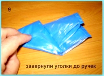 Как сложить пакеты без ручек. Как сложить пакет треугольником. Свернуть пакет треугольником. Сложить пакеты с ручками. Полиэтиленовые пакеты для коробки.