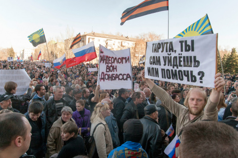 Почему донбасс молчит. Украинизация Донбасса. Украинизация русских на Донбассе фото. Насильственная украинизация фото. Жители Житомира против украинизации.