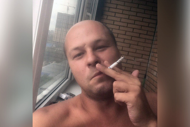 Пока я на балконе курю жирный. Курит на балконе. Мужик курит на балконе. Мужчина курит на балко. Курящий на балконе.