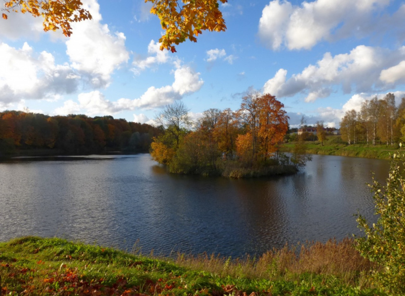 Озеро и золотая осень